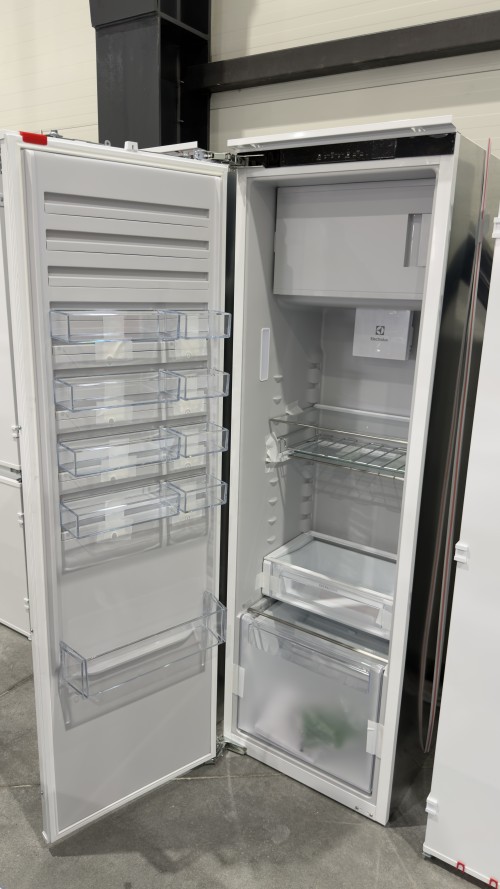 Electrolux 282 L IK3029SAL (923585346) – Frigider/Racitor incorporabil cu congelator, Clasa D, CustomFlex, ExtraZone, SoftClosing