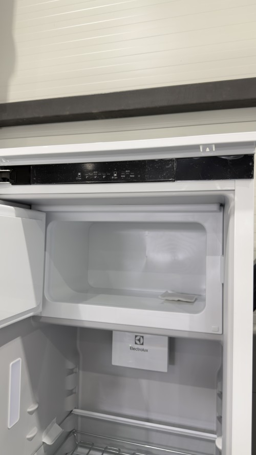 Electrolux 282 L IK3029SAL (923585346) – Frigider/Racitor incorporabil cu congelator, Clasa D, CustomFlex, ExtraZone, SoftClosing