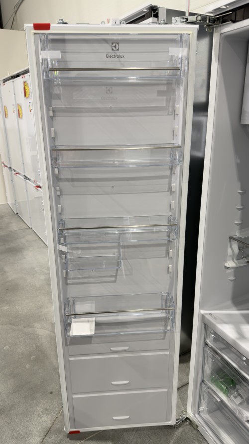 Electrolux 252 L IK2805SZL (923587304) – Răcitor/Frigider incorporabil cu congelator, Clasa E, NaturaFresh 0°C, MultiFlow, SoftClosing